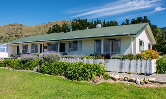Glenburn House | The Cookhouse is a large group accommodation that has a gorgeous outlook to sea.