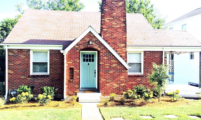 Green Hills House | The Cordelia - Cozy Cottage in 12 South