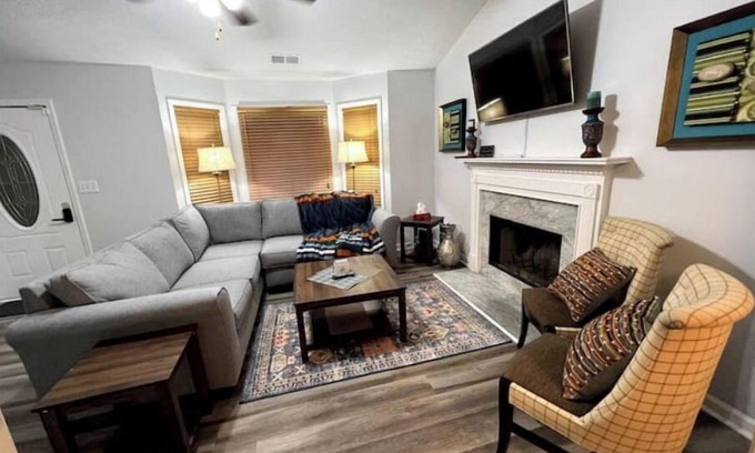 Acworth House | The Corner White House, close 2 Lake Allatoona/KSU