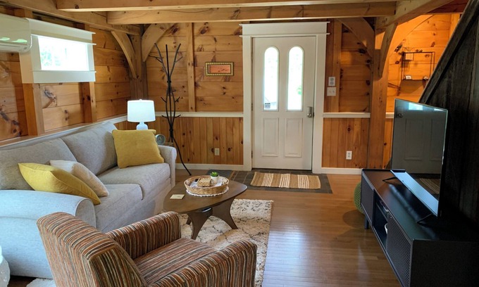 Drewsville Cottage | The Cortland Cottage-Cozy Post & Beam cottage w/hot tub in historic Walpole, NH