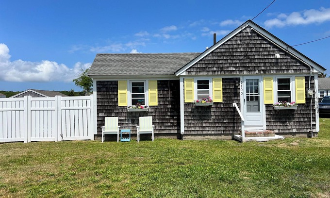 Centerville Cottage | The Cottage at Craigville Beach
