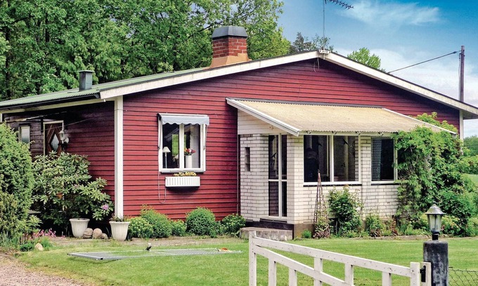 Lockna House | The cottage has a large garden and a glazed balcony with an open fireplace.
