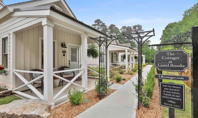 Peachtree City Hotel | The Cottages at Laurel Brooke