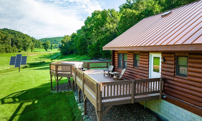 Ferryville Cabin | The Cotton Wood lodge- Romantic, Secluded on Stream in the Driftless- Hot Tub