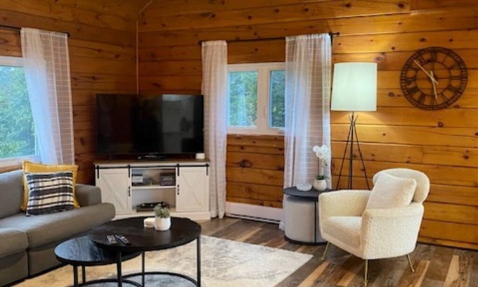 Ameliasburgh House | The County Chalet - 3 bdrm, 2 bath, games room