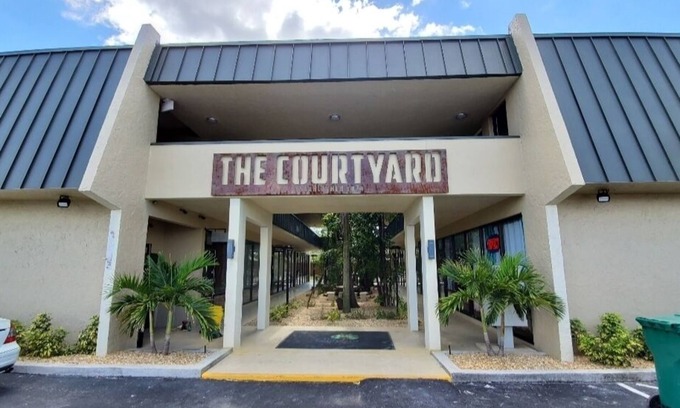 Port Charlotte Apartment | The courtyard apartment