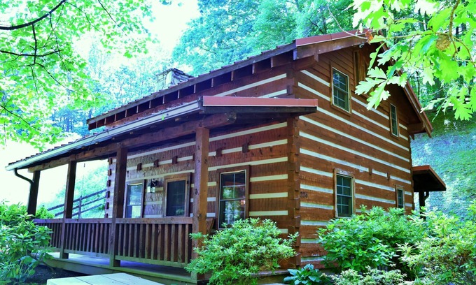 Cherokee Cabin | The Cove: 6 min to Casino and Golf! Pet Friendly