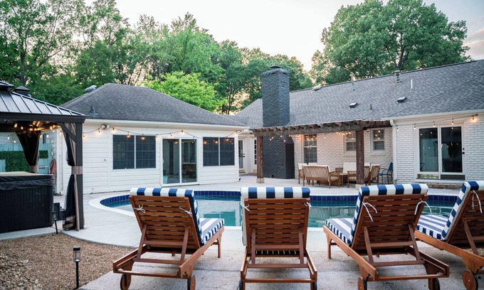 East Memphis House | The Cove BNB - With heated pool!