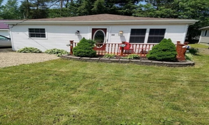 Edinboro Cottage | The Cove, cozy cottage by Edinboro Lake