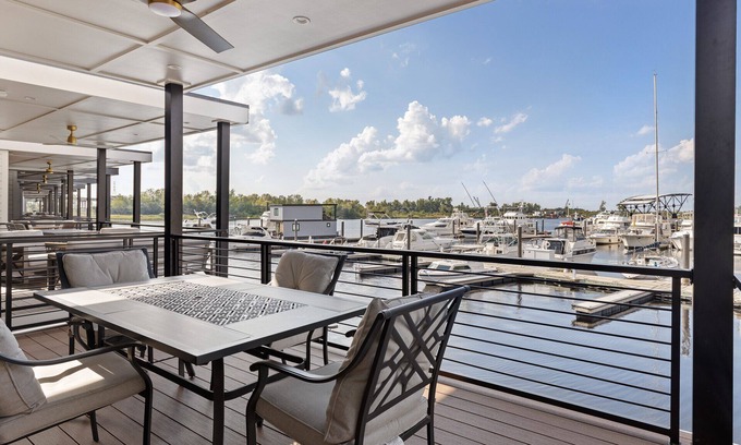 Wilmington House | The Cove - Houseboat Oasis