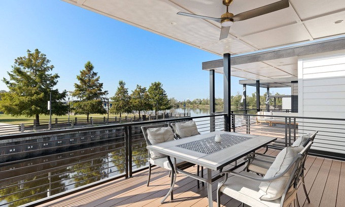 Wilmington Boat Rental | The Cove - Houseboat Tranquility