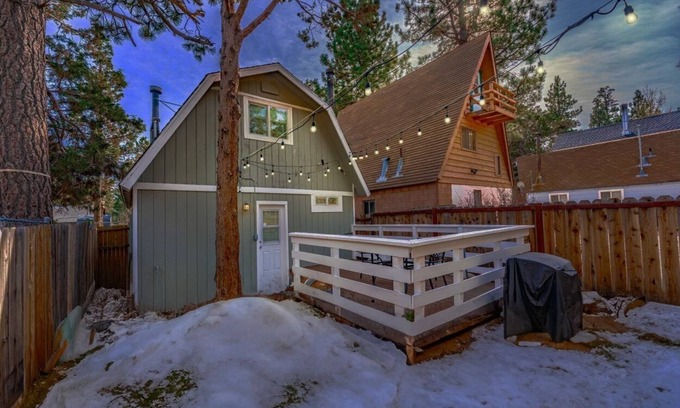 Sugarloaf Cabin | The Cozy Bear Cabin + BBQ + Indoor Fireplace!