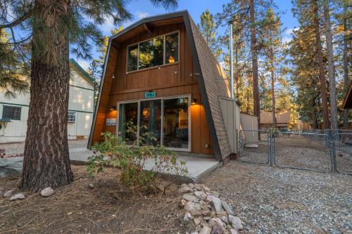 Boulder Bay House | The Cozy Bear Cabin - Updated gambrel with huge outdoor space! Cornhole, Tether ball, Fire pit!