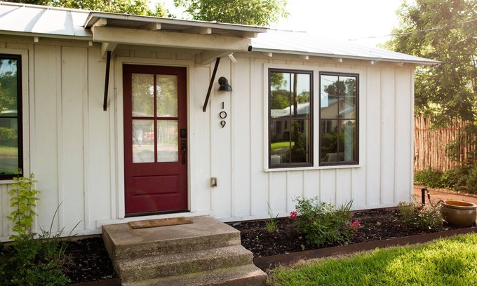 Fredericksburg House | The Cozy Cabernet - short walk to Main St!