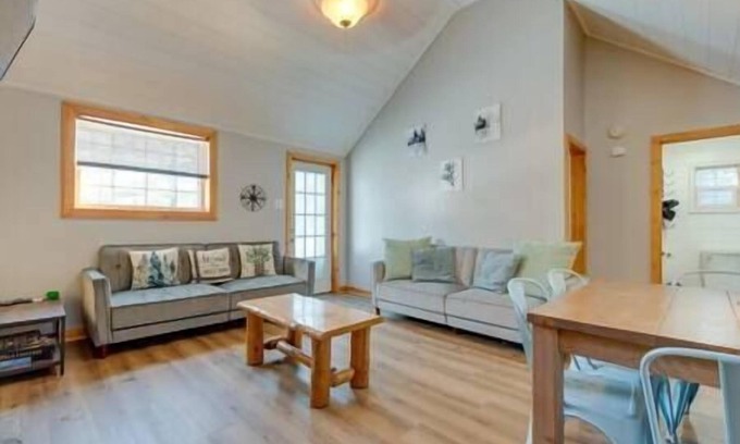 Blakeslee House | The Cozy Cabin Romantic Getaway