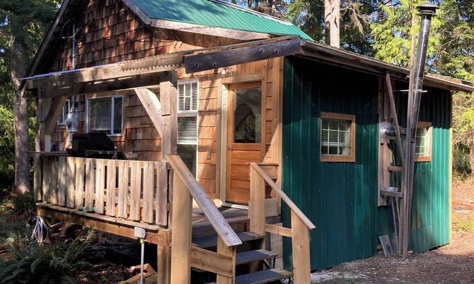 Whaletown Cabin | The Cozy Green Cottage - fully stocked cabin in Whaletown close to the ferry