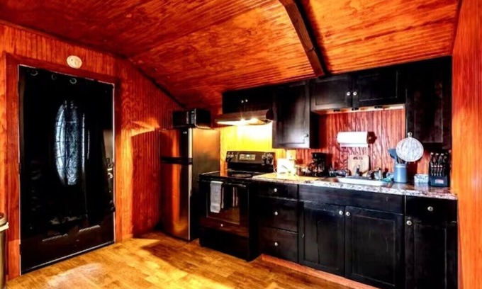 Downtown Cabin | The Cozy Haven near DT