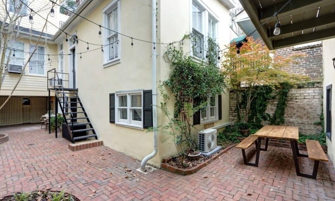 Historic Downtown Savannah Apartment | The Cozy Jones Garden, Quaint | Historic | Quiet