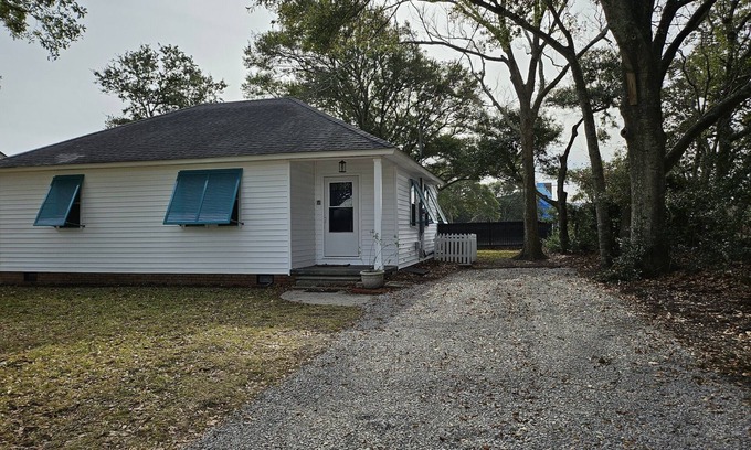Morehead City Cottage | The cozy Mermaid Manor is located close to area beaches and all area attractions
