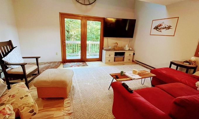 Campton House | The Cozy Mountain Retreat!nWith Access to Pool, Hot Tub, Gym & Skiing