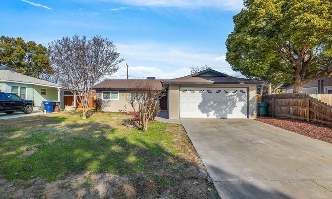 Tulare House | The Cozy Rustic Sequoia 🌲 Wi-Fi & 2 🚗 Garage