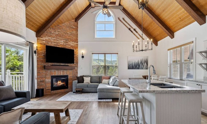 The Blue Mountains Condo | The Cozy Timber: Mountain Views + Village Shuttle!