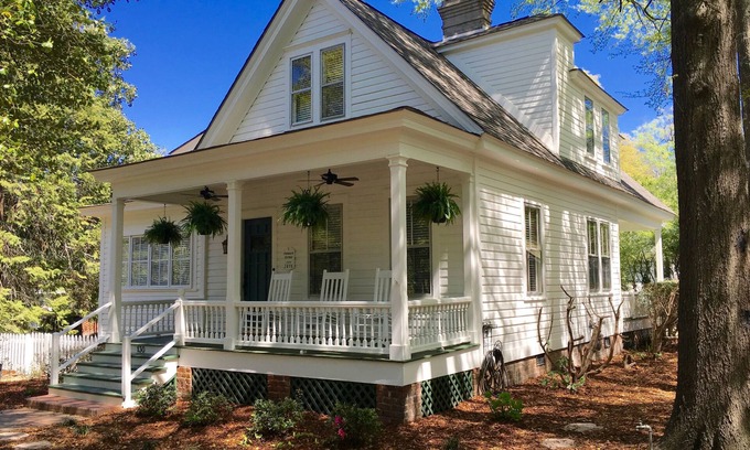 Old Town Cottage | The Craddock - Tufts Home & Antique Carriage House - 6BR 5.5 Baths - Sleeps 12+