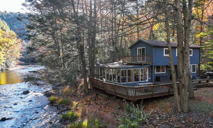 East Stroudsburg House | The Creekhouse - Waterfront Pocono Mountain House