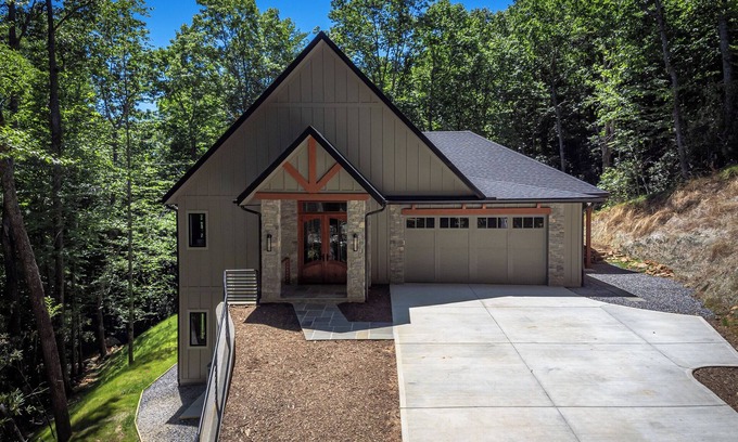 Laurel Ridge House | The Creeks of Serendipity | Luxury Pet-Friendly Home 10 Minutes from Black Mtn!