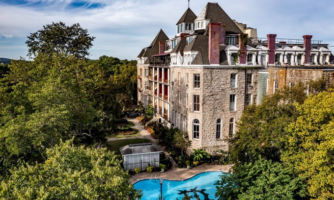 Eureka Springs Historic District Hotel | The Crescent Hotel and Spa