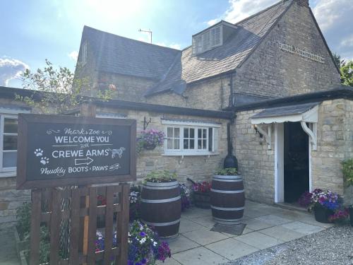 Brackley Bed & Breakfast | The Crewe Arms