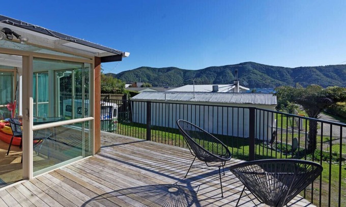 Waikawa Bay House | THE CRIB - MARLBOROUGH BACH, family friendly in Green Bay