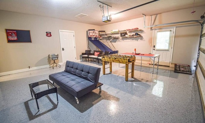 Northport House | The Crimson Retreat | 5 miles to Stadium, Foosball, Ping pong, BBQ