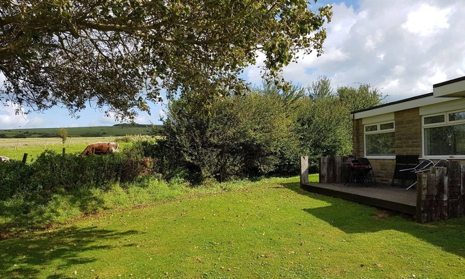 Sandown Ski Chalet | The Crows Nest chalet with Countryside Views & minutes from Sandy Beach