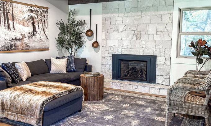 Carnelian Woods House | The cutest little lakeview cabin! Walk to Beaches + Restaurants