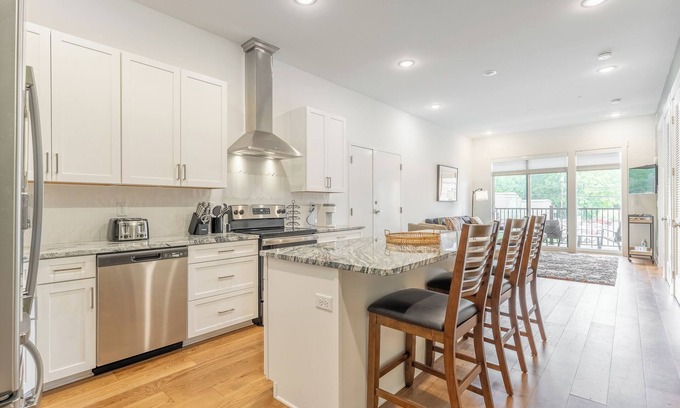 Inglewood Condo | The Daffodil - Luxury Condo