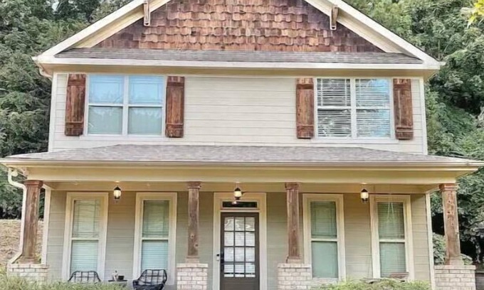 Athens House | The Dawg House