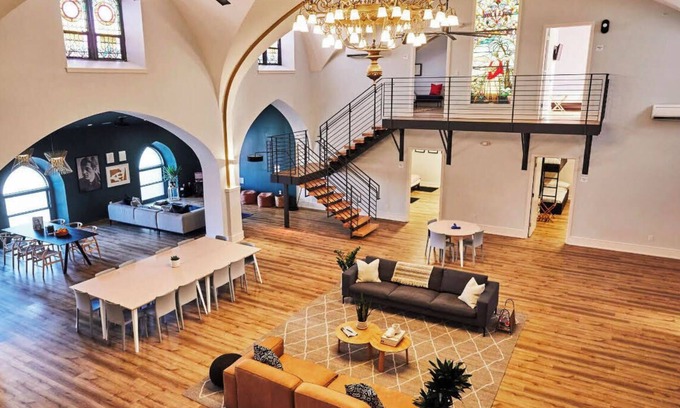 Graduate Hospital House | The Deacon in Grad. Hospital - 8 bedrooms, 13 beds, 5 baths sleeps up to 26 ppl
