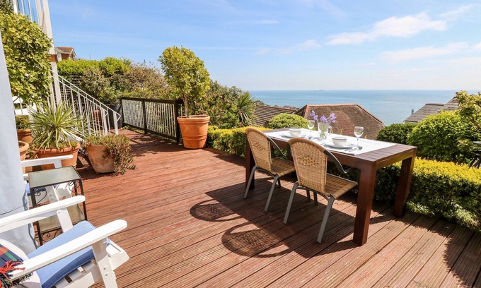 Ventnor Apartment | THE DECK STUDIO, romantic, luxury holiday cottage in Ventnor