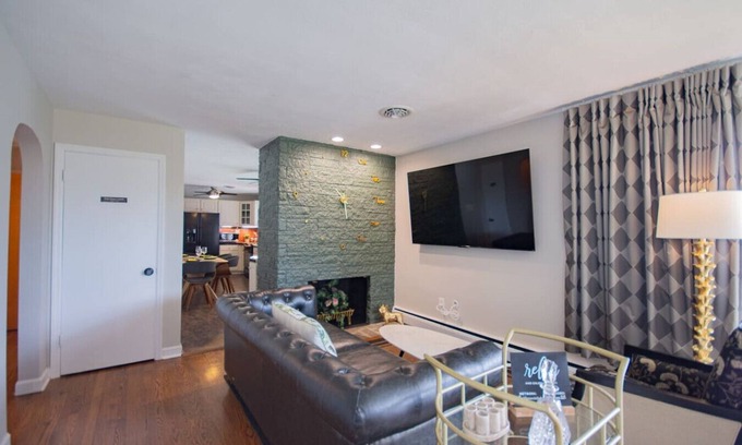 Martinsburg Apartment | The Delaware Mid-Mod Escape