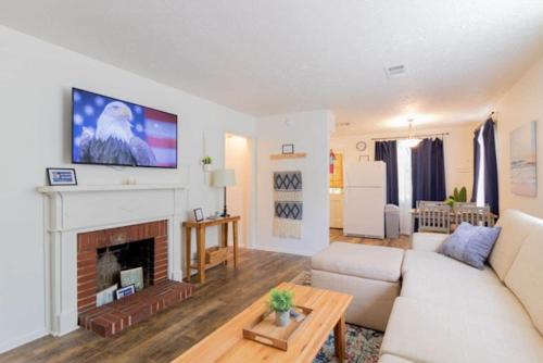 Columbus House | The Delightful Doubles- Unit E- Centrally Located