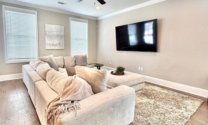 Oxford House | The Delta Retreat Cozy Escape by Velvet Ditch Villas