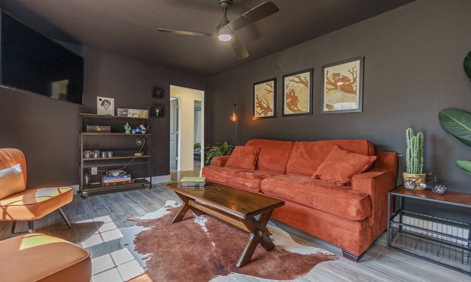 University District House | - The Den -Luxe + Spacious 2 BR FENCED YARD