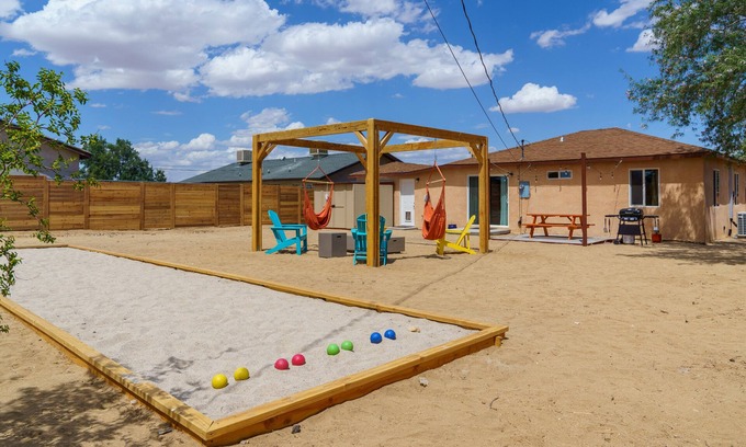Joshua Tree House | The Desert Sunrise: Arcade Room+ Hot Tub+ Fire Pit