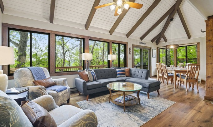 Pedlars Edge House | The Distinguished Squirrel Chalet walking distance
