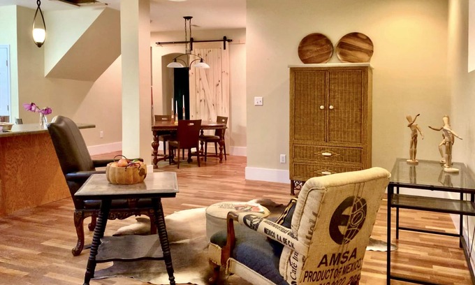 Cowan House | The dog-friendly cozy apARTment