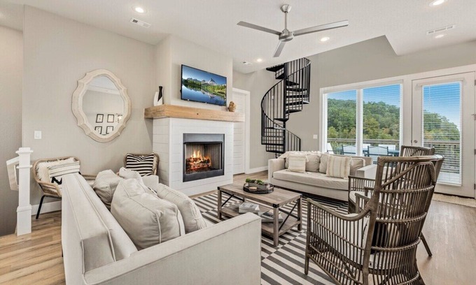 Springdale House | The Dogwood - Hot Tub - Lake Front Access