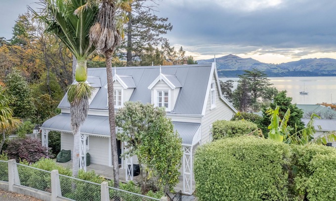 Akaroa House | The Dolls House - Akaroa Holiday Home