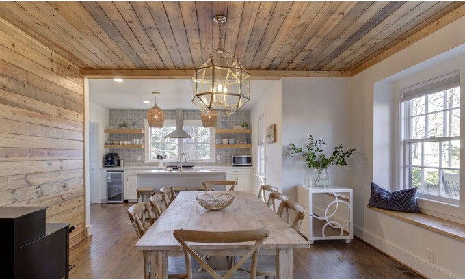 Apex House | The Downtown Charmer - Hot Tub - Walkable to downtown Apex sleeps 11 people