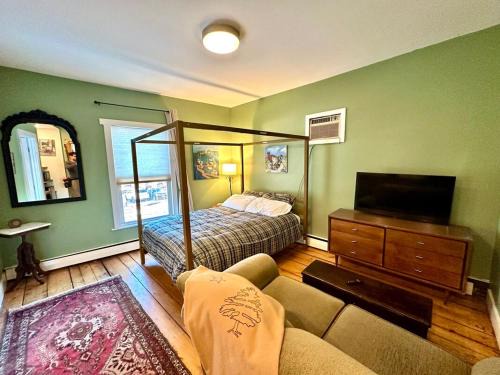 West Bayside Apartment | The Downtown Downeast Room
